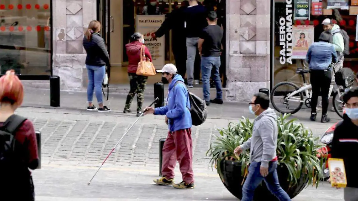 Personas con cubrebocas en el centro de Zacatecas